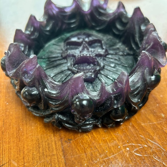 Resin skull ashtray- 5” by 2” , outside has skulls imbedded in resin- new - Picture 3 of 7
